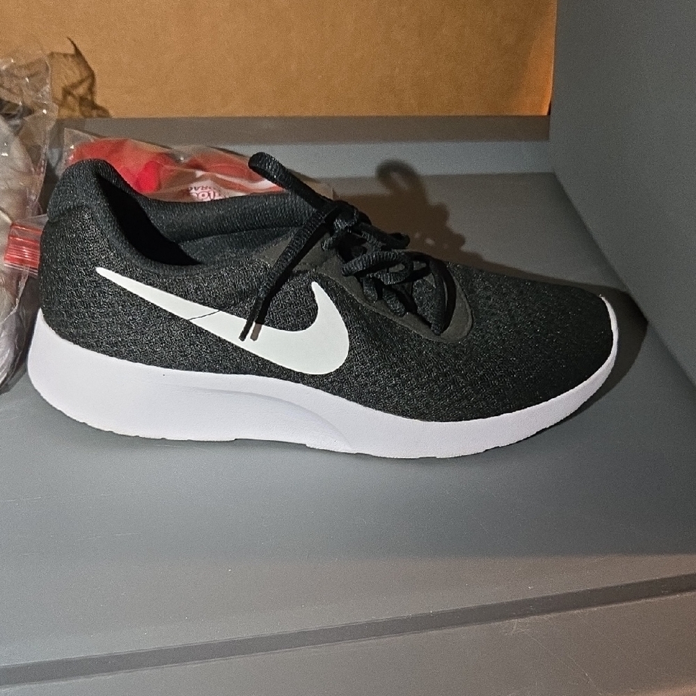 Nike Tanjun Right Sneaker ONLY Black & White Running Shoes 9.5